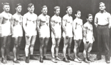 Ringerstaffel des Sportvereins „Fichte“ (von links nach rechts: Karl Binder, Theo Tomaschewski, Albert Klein, Wilhelm Kunert, unbekannt, Hermann Rutkowsky, Heinz Schiermer, Erich Lehmann, Willi Brämisch)