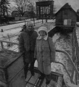 Ilse Grubitz und Richard Grubitz an historischer Stelle auf der Wernsdorfer Schleuse